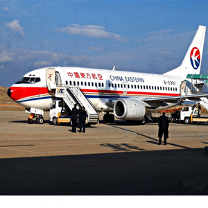 东极空运公司航空快运业稳步发展的原因是什么？